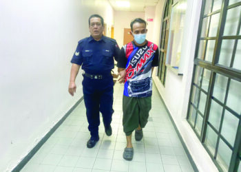 MOHAMAD Hamzi Mohd. Kasmadi mengaku tidak bersalah di Mahkamah Sesyen Johor Bahru atas tiga tuduhan meliwat seorang pelajar.