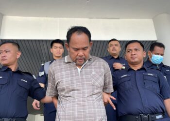 TERTUDUH mengaku tidak bersalah di Mahkamah Sesyen, Ayer Keroh, Melaka atas pertuduhan mencederakan ibu saudaranya sehingga parah menggunakan sebatang cangkul.