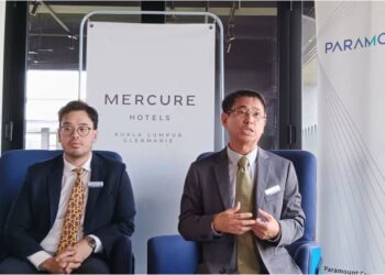 JEFFREY Chew Sun Teong (kanan) dalam sidang akhbar laporan prestasi Paramount 2022 di Shah Alam, Selangor.