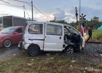 KENDERAAN Perodua Rusa yang dirempuh kereta api berhampiran Kampung Anak, Kinarut Papar semalam-IHSAN PDRM