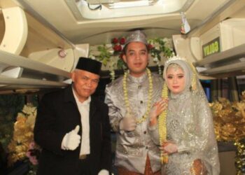 TITIN Rachmatul Ummah dan isterinya, Angga Hayu Joko Siswoyo bergambar di dalam bas selepas majlis pernikahan mereka di Boyolali, Jawa Tengah. - AGENSI