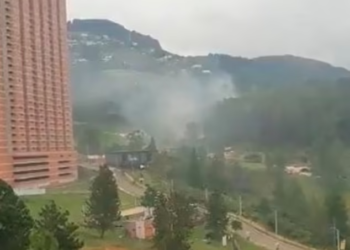KEPULAN asap tebal menyelubungi bandar Medellin Bello, Colombia, selepas stok rampasan ganja dibakar besar-besaran.-AGENSI
