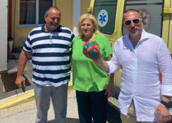 IVAN (kanan) menunjukkan bola getah yang menyelamatkan nyawanya semasa hanyut di lautan di Greece.-NEWSFLASH