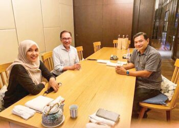 ANWAR Ibrahim mengadakan perbincangan agenda memperkukuhkan PKR dengan Rafizi Ramli (kanan) sambil ditemani Nurul Izzah (kiri) pada 28 Jun lalu. – FACEBOOK ANWAR IBRAHIM