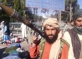 ANGGOTA kumpulan Taliban berkawal di jalanan di Herat, Afghanistan. - AFP