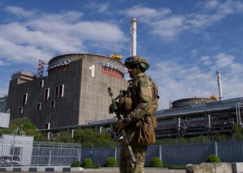 TENTERA Russia mengawal sekitar kawasan loji tenaga nuklear Zaporizhzhia
di Energodar, Ukraine. - AFP