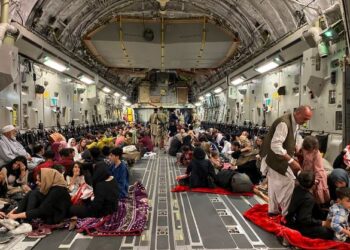 SEJUMLAH penduduk Afghanistan duduk di dalam pesawat tentera Amerika Syarikat di Kabul
sebelum meninggalkan negara itu pada 19 Ogos tahun lalu. - AFP