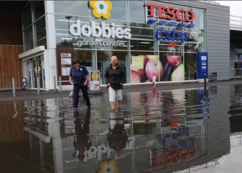 PENGUNJUNG meredah banjir yang berlaku di Tesco di Inverness, Scotland. - AGENSI