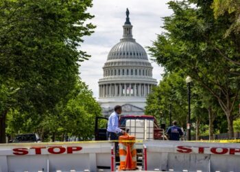 PETUGAS Capitol menutup kawasan sekitar susulan kejadian seorang lelaki menembak dirinya berhampiran bangunan itu di Washington, Amerika Syarikat. - AFP
