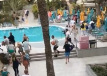 PELANCONG lari dari semua arah untuk meletakkan tuala mereka bagi merebut kerusi berjemur di sebuah hotel di Sepanyol. - TIKTOK