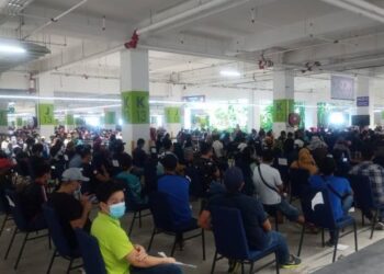 KEADAAN di PPV SICC berjaya dikawal dan orang ramai dilihat menunggu giliran dengan mematuhi SOP ditetapkan.-Ihsan IPD Kota Kinabalu