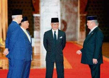 RAKYAT menunggu kebijaksanaan Seri Paduka dan Raja-raja Melayu untuk bertindak mencari jalan penyelesaian terbaik dalam membuat keputusan menyelesaikan kemelut politik negara. – UTUSAN/FAISOL MUSTAFA