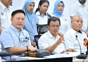 MOHD. Shafie Apdal (duduk-tengah) bersama Timbalan Presiden Warisan, Datuk Darell Leiking (kiri) semasa sidang akhbar di Ibu Pejabat Warisan di Kota Kinabalu hari ini.