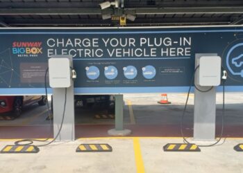 LEBIH banyak kemudahan pengecasan diperlukan untuk memacu pembangunan kenderaan elektrik di negara ini. 
– GMBAR HIASAN