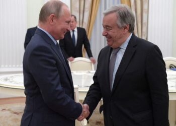 PRESIDEN Russia, Vladimir Putin berjabat tangan dengan Setiausaha Agung Pertubuhan Bangsa-Bangsa Bersatu, Antonio Guterres di Moscow pada Jun 2018. - AFP