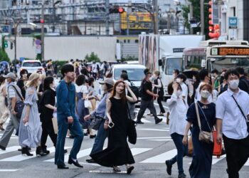 ORANG ramai melintas jalan di Shinjuku di Tokyo. - AFP 