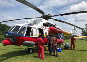 HELIKOPTER Mi-17 milik Unit Udara JBPM digunakan untuk menghantar petugas dan vaksin CanSino ke Pos Hau, Gua Musang, Kelantan hari ini. - UTUSAN/AIMUNI TUAN LAH