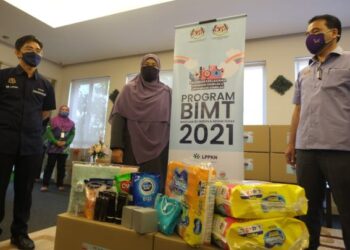SITI Zailah Mohd. Yusoff (tengah) merasmikan Program BIMT sambil diperhatikan oleh Ketua Pengarah LPPKN, Abdul Shukur Abdullah (kiri) dan Pengarah PPN Negeri Sembilan, Roslan Mat Nong (kanan) di Pusat Keluarga LPPKN Negeri Sembilan di Seremban 2, Seremban hari ini.-UTUSAN/BADRUL HAFIZAN MAT ISA