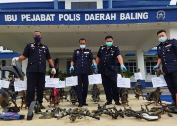 SHAMSUDIN Mamat (kiri) menunjukkan sebahagian komponen  motosikal yang dicuri di Baling hari ini. - UTUSAN/NORLIA RAMLI
