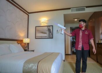 SEORANG pekerja melakukan sanitasi  di sebuah bilik di Hotel Adya, Langkawi hari ini.
- UTUSAN/ SHAHIR NOORDIN