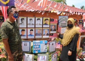 ZULMI Abdul Rahman dan dan Katini Talib menyerlahkan semangat patriotisme dengan menghiasi rumah mereka sempena Sambutan Hari Malaysia di Felda Jengka 24 di Jerantut, Pahang. - FOTO/SALEHUDIN MAT RASAD