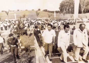 DR. Mahathir Mohamad (dua dari kanan) diiringi S. Samy Vellu (kanan) ketika hadir merasmikan Lebuh Raya Senawang–Ayer Keroh pada 1987.  – ARKIB UTUSAN