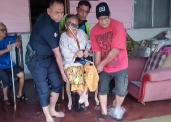 USAHA memindahkan mangsa banjir di Kampung Baru Seri Gading, Batu Pahat.