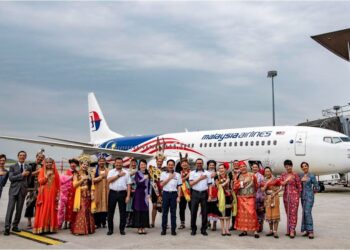 KETUA Pegawai Operasi Kumpulan MAB, Ahmad Luqman Mohd. Azmi, Lau Yin May dan kakitangan MAB berpakaian tradisional sempena majlis Malaysia Day Walkabout di KLIA, Sepang.