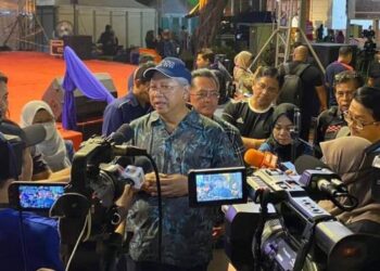 ANNUAR Musa bercakap kepada pemberita selepas meninjau persiapan sambutan Hari Malaysia di Dataran Memorial Pengisytiharan Kemerdekaan, Banda Hilir, Melaka. - UTUSAN/AMRAN MULUP