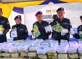 AZULI Johan (tengah) menunjukkan dadah yang dibalut dalam bungkusan teh cina sebelum disembunyikan dalam mesin acuan industri dalam sidang akhbar di Nilai, Seremban hari ini.-UTUSAN/NOR SHAFAWATI YUP.