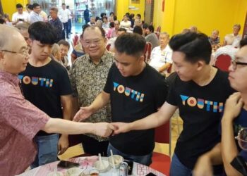 WEE Ka Siong beramah mesra bersama tetamu yang hadir pada majlis makan tengah hari bersama wakil NGO di Jelebu hari ini.