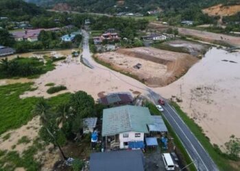 KAMPUNG Kolopis, Penampang dilanda banjir akibat hujan berterusan sejak petang semalam.-IHSAN MEDIA SOSIAL