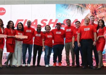 KETUA Pegawai Eksekutif Capital A Berhad,  Tan Sri Tony Fernandes dan Riad Asmat pada majlis meraikan penyambungan semula operasi AirAsia di Terminal 4 Lapangan Terbang Changi, Singapura, semalam.