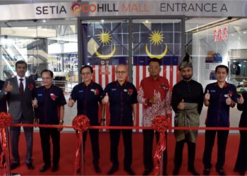 CHOONG Kai Wai dan Yang Dipertua Majlis Perbandaran Kajang (MPKJ), Najmuddin Jemain (empat kanan) pada majlis perasmian Setia EcoHill Mall 
di Semenyih, semalam. – UTUSAN/WAN REDZA