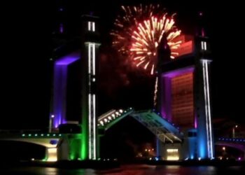 JAMBATAN Angkat Kuala Terengganu yang dirasmikan Sultan Mizan Zainal Abidin diserikan dengan limpahan cahaya bunga api dan pertunjukan laser di Kuala Terengganu, malam tadi.