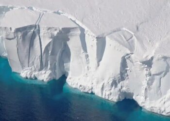 GLASIER di Antartika Timur mencair pada kadar 70.8 bilion tan setahun. - NASA