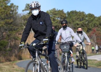 JOE BIDEN mengayuh basikal sambil ditemani isterinya, Jill Biden di Delaware, Amerika Syarikat. - AFP