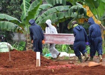 JUMLAH korban pandemik Covid-19 di seluruh dunia ketika ini direkodkan sebanyak 1.3 juta kes. - AFP