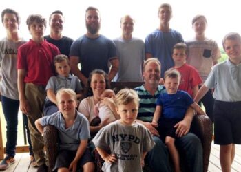 PASANGAN suami isteri, Kateri dan Jay Schwandt bersama 15 orang anak mereka. - CNN
