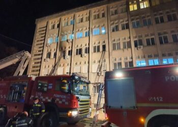 PASUKAN bomba dikerah ke lokasi kejadian bagi memadam kebakaran yang melibatkan unit rawatan rapi sebuah hospital di timur laut Romania. - AFP