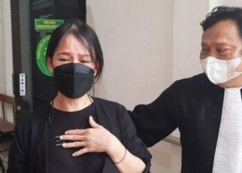 WANITA yang dikenali sebagai V bakal dipenjara setahun kerana memarahi suaminya sering mabuk. - AGENSI