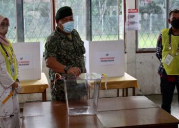 ABDUL Rahman A.Wahab menjadi individu pertama mengundi awal di Kem Lok Kawi di Putatan hari ini.