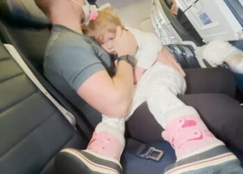 KRU United Airlines memaksa keluarga Orban keluar dari pesawat kerana anak kecil mereka enggan memakai pelitup muka. - AGENSI