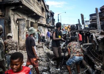 ORANG ramai berada di lokasi kejadian letupan lori tangki minyak di bandar Cap-Haitien di Haiti. - AFP