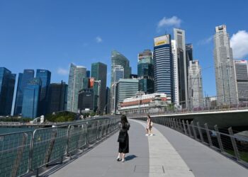 SINGAPURA menarik minat ramai hartawan China yang melihat negara ini sebagai lokasi selamat menyimpan aset kewangan mereka.-AGENSI