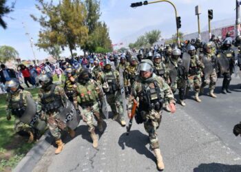 PENYOKONG bekas Presiden Pedro Castillo berarak ke pusat bandar Arequipa dengan kontinjen polis menuntut penutupan Kongres dan pembebasan Castillo.-AFP