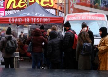 ORANG ramai menunggu untuk melakukan ujian saringan Covid-19 di sebuah kemudahan di Times Square, New York. - AFP