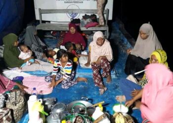 PENDUDUK tinggal di atas perahu selepas gempa bumi melanda Nusa Tenggara Timur. - AGENSI