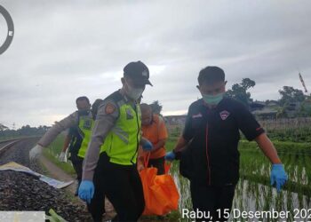 POLIS Wlingi membawa mayat mangsa dirempuh kereta api di wilayah Blitar. - AGTVNEWS