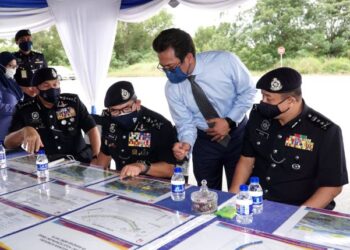 MAZLAN Lazim (dua dari kiri)  mendengar penerangan Zainal Iskandar (dua dari kanan) pada lawatan di tapak cadangan pembinaan bangunan baharu IPK Perak di Bandar Meru Raya, Ipoh hari ini. - UTUSAN/ZULFACHRI ZULKIFLI